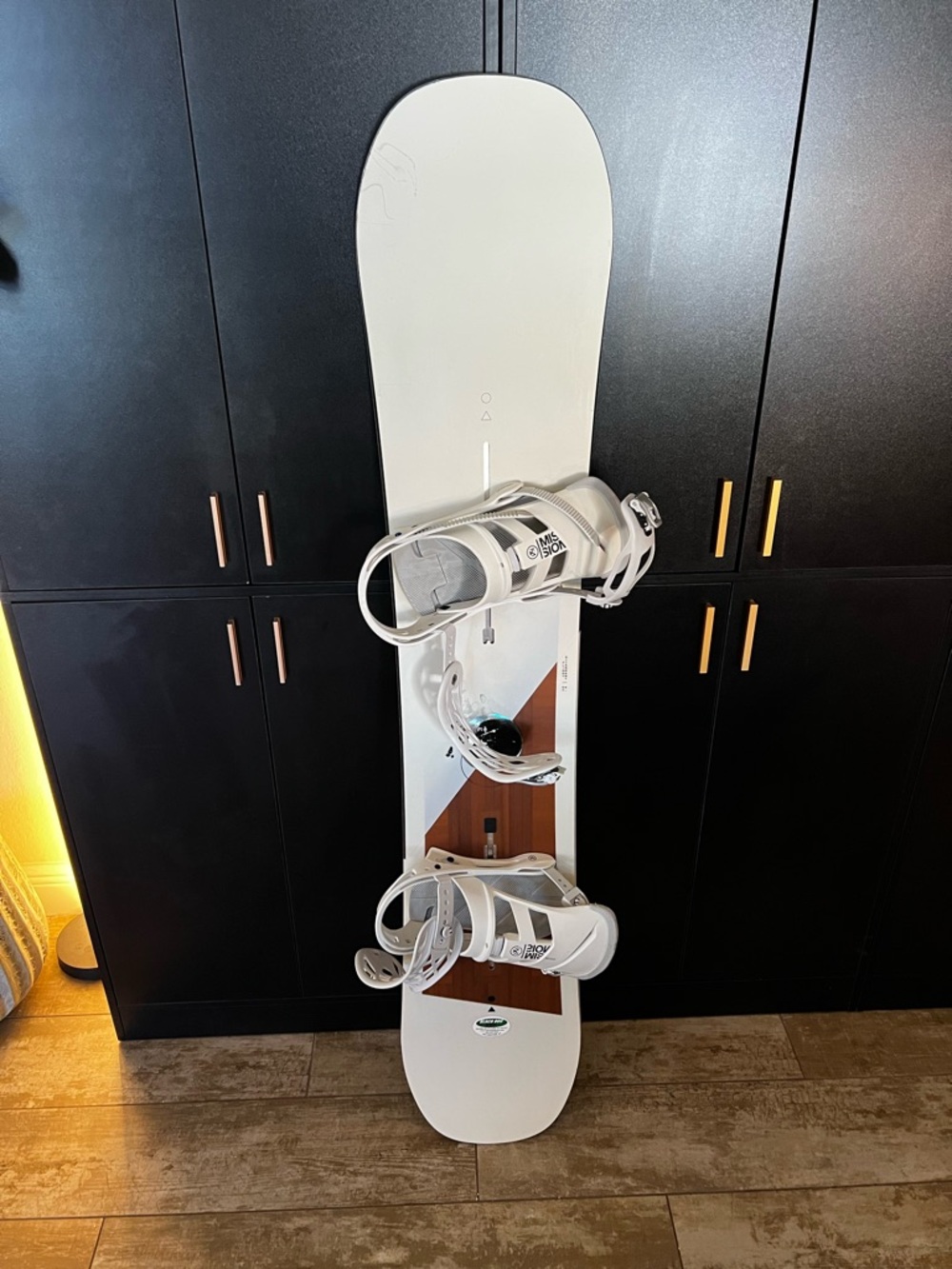 Burton Flight Attendant Snowboard with Burton Mission White Bindings